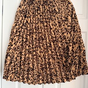 Chic Leopard Print Midi Skirt
